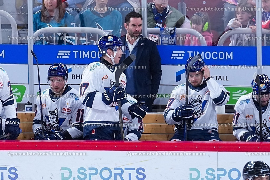 xydr03102501368 | 03.10.2025, xydrx, Eishockey, DEL2, Düsseldorfer EG - EC Kassel Huskies, PSD Bank Dome Düsseldorf: Todd Woodcroft (Cheftrainer EC Kassel Huskies)