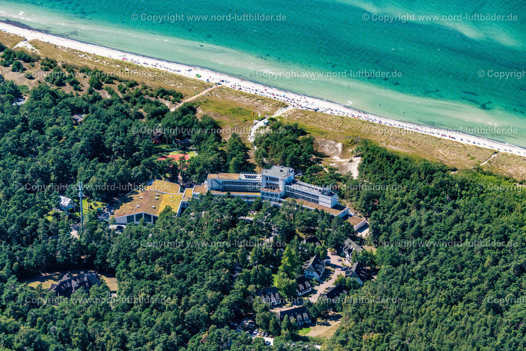 Wustrow_ELS_5544100822 | OSTSEEBAD DIERHAGEN 10.08.2022 Gebäudekomplex der Hotelanlage Strandhotel Fischland im Ortsteil Dierhagen Strand in Dierhagen im Bundesland Mecklenburg-Vorpommern. // Complex of the hotel building Strandhotel Fischland in the district Dierhagen Strand in Dierhagen in the state Mecklenburg - Western Pomerania. Foto: Martin Elsen