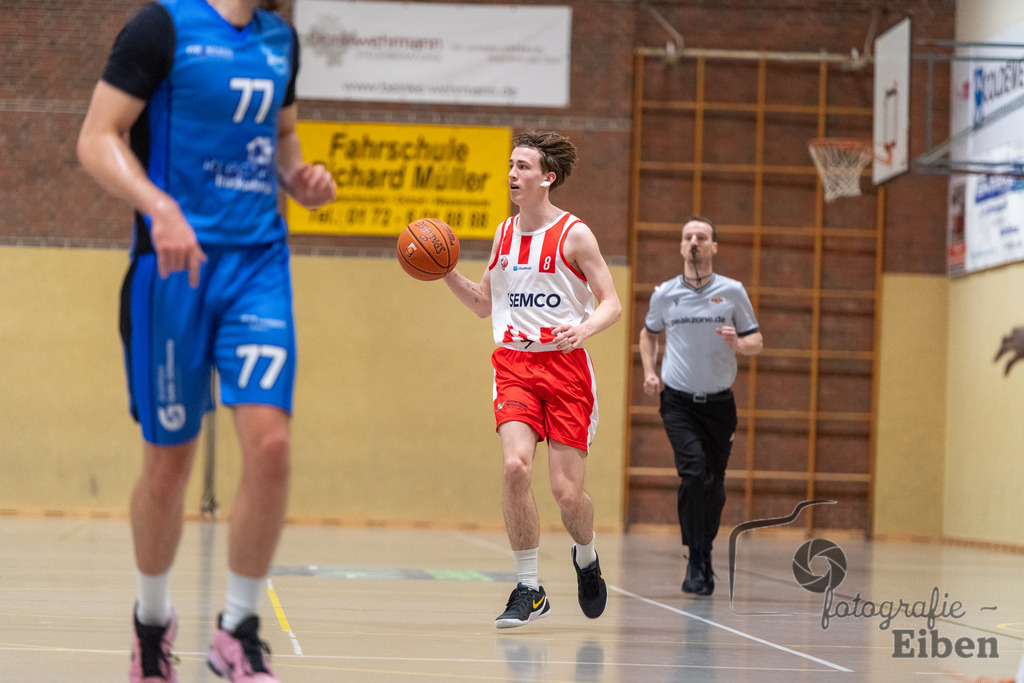 TSG Westerstede-Fortuna Logabirum | Basketball 2. Regionalliga; TSG Westerstede 2 (weiß)- Fortuna Logabirum (blau) am 12.12.2025 in Westerstede (Hössensportzentrum), Photo: Philip Eiben 2025 - Realisiert mit Pictrs.com