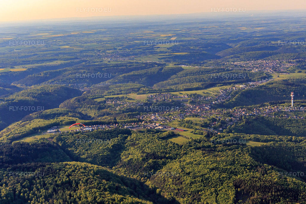 Vue aérienne: Vue d'une ville des Vosges du Nord depuis le sud à Goetzenbruck dans le département Moselle, France. Photo: IMG_145787.jpg prise le 30/04/2025 par Werner Riehm/FLY-FOTO.eu – Résolution de l'original: 5073 x 3382 px