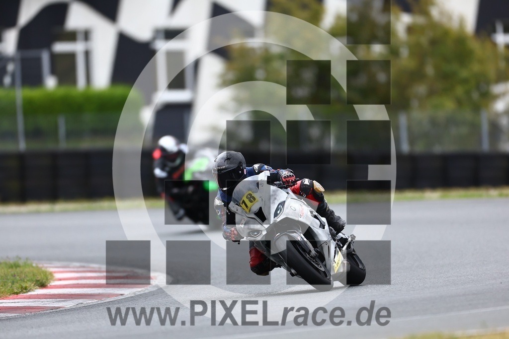 0078-20240916_00163 | Schöne Erinnerungen an spannende Momente - das festzuhalten ist unser Job. PIXELrace.de ist seit 2003 auf den Rennstrecken Europas unterwegs um die Action draußen beim Fahren und die wunderbare Stimmung imm Fahrerlager für euch einzufangen.