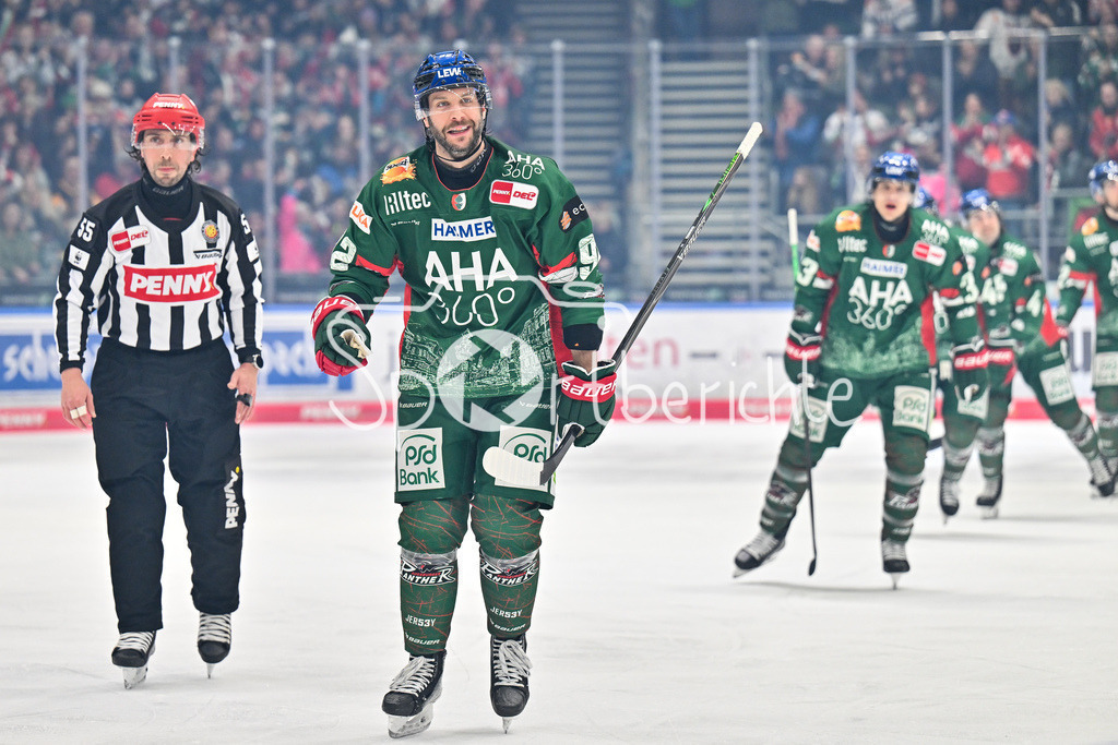 Augsburger Panther - Grizzlys Wolfsburg | AUGSBURG, GERMANY - 15. MARCH: jubel der Panther nach dem Treffer zum 1-0 durch Joseph CRAMAROSSA (Augsburger Panther 92) / Tor / Torschuetze / Freude / Happy während dem Match zwischen den Augsburger Panthern und den Grizzlys Wolfsburg am 52. Spieltag der Penny DEL im Curt Frenzel Stadion