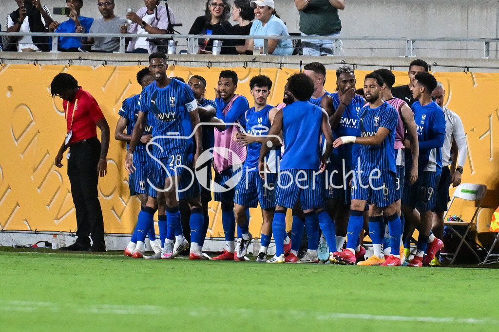 Manchester City - Al-Hilal SFC | Jubel von Al-Hilal nach dem Treffer zum 1-2 durch MALCOM (Al-Hilal 77) / Tor / Torschuetze / Freude / Happy / FIFA Club World Cup: Manchester City - Al-Hilal SFC, Camping World Stadium am 30.06.2025 / NOT FOR SALE IN USA