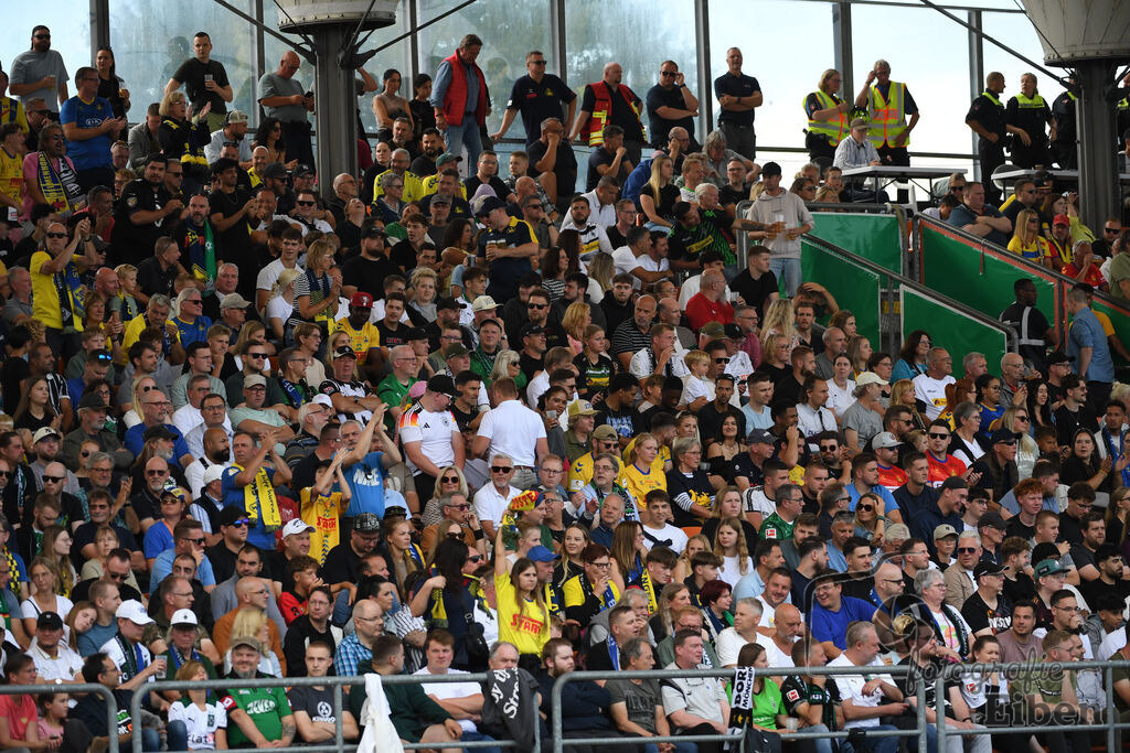 SV Atlas-Delmenhorst-Borussia Mönchengladbach | DFB-Pokal 1. Runde;SV Atlas Delmenhorst (gelb)-Borussia Mönchengladbach (schwarz) am 17.08.2025 in Oldenburg (Marschweg-Stadion), Photo: Philip Eiben 2025 - Realisiert mit Pictrs.com