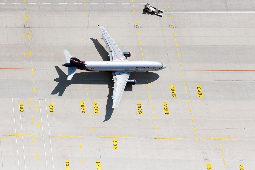 dr__dsc0316.jpg | MüNCHEN-FLUGHAFEN 05.06.2018 Passagierflugzeug beim Rollen auf dem Rollfeld und Vorfeld des Flughafen in München-Flughafen im Bundesland Bayern, Deutschland. // Airliner- Passenger aircraft rolling on the apron of the airport in Muenchen-Flughafen in the state Bavaria, Germany. Foto: Daniel Reiter