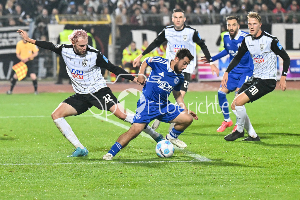 SSV Ulm 1846 Fussball - FC Schalke 04 | im Duell Philipp STROMPF (SSV Ulm #32) und Amin YOUNES (FC Schalke #8) / Zweikampf / 2. Bundesliga: SSV Ulm 1846 Fussball - FC Schalke 04, Donaustadion am 01.11.2024
