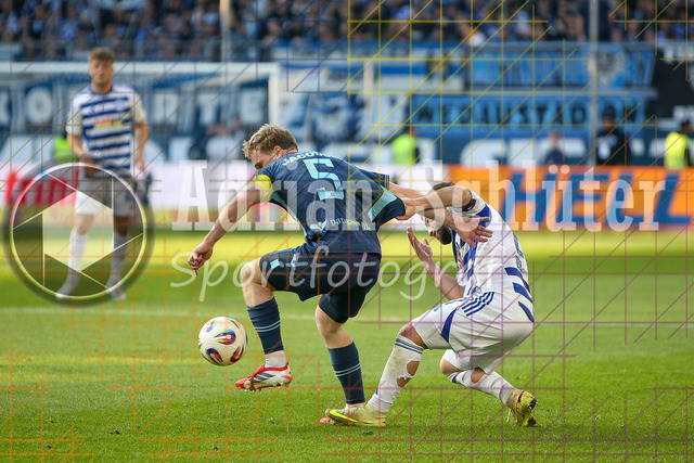 22.03.2026, GER, Fussball, Herren, 3. Liga, Saison 2025/2026, MSV Duisburg - 1860 München | Thore Jacobsen (1860 München) und Can Coskun (MSV Duisburg) im Kampf um den Ball 