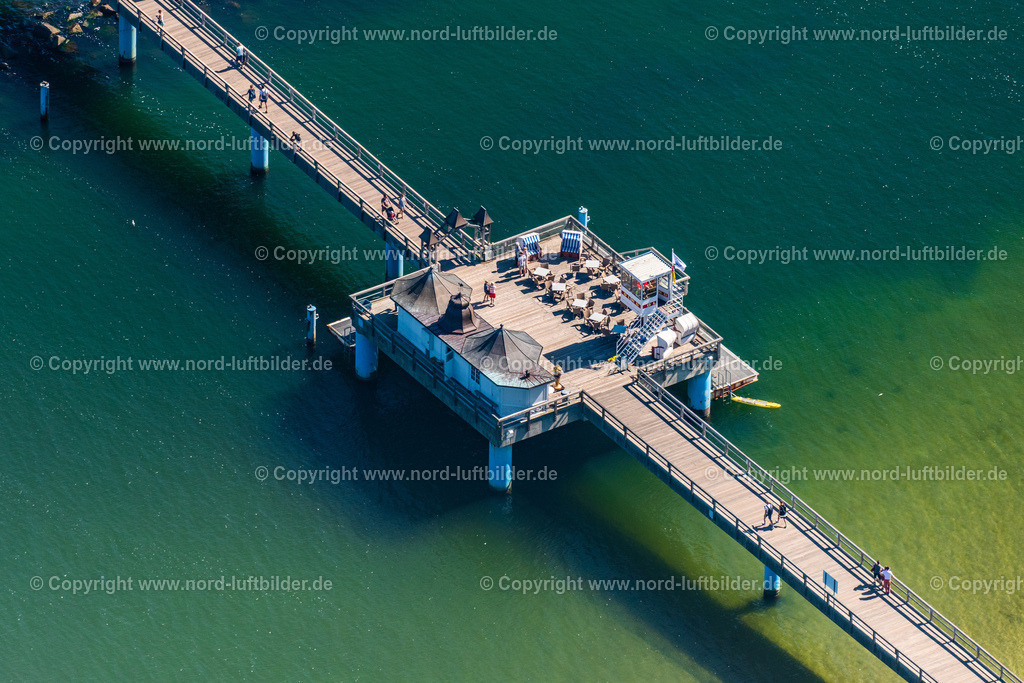 Sellin_Adler_Schiff_MS_Mönchsgut_ELS_5142100822 | OSTSEEBAD SELLIN 10.08.2022 Laufflächen und Konstruktion der Seebrücke über der Wasseroberfläche die Ostsee in Ostseebad Sellin auf der Insel Rügen im Bundesland Mecklenburg-Vorpommern, Deutschland. Weiterführende Informationen bei: Kurverwaltung Ostseebad Sellin,  Seebrücke Sellin. // Running surfaces and construction of the pier over the water surface . in Ostseebad Sellin on the island of Ruegen in the state Mecklenburg - Western Pomerania, Germany. Further information at: Kurverwaltung Ostseebad Sellin,  Seebruecke Sellin. Foto: Martin Elsen