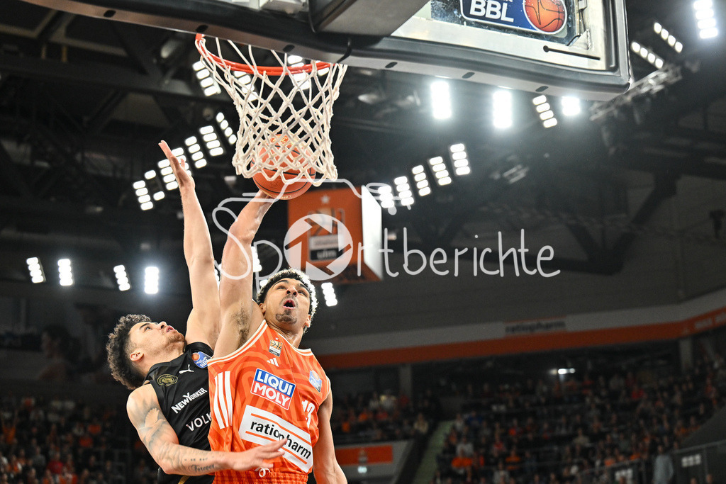 ratiopharm Ulm - Basketball Löwen Braunschweig | ULM, GERMANY - 10. JANUARY: im Duell Joshua OBIESIE (Basketball Löwen Braunschweig 8) und Mark SMITH (ratipoharm Ulm 13) während dem Match zwischen Ratiopharm Ulm und Basketball Löwen Braunschweig am 15. Spieltag der easyCredit BBL in der Ratiopharm Arena