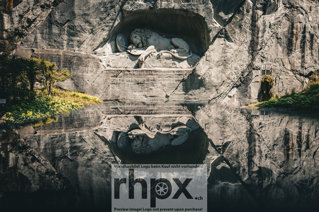 Löwendenkmal Luzern | Stein. Stille. Ehre.Das Löwendenkmal in Luzern fesselt durch seine tiefgreifende Emotion und die meisterhafte Ausarbeitung direkt im Fels. Die spiegelglatte Wasseroberfläche davor verleiht diesem geschichtsträchtigen Ort eine ganz besondere, fast mystische Ruhe.Wähle unter "Produktauswahl" dein Wunschformat: Vom klassischen Wandbild über Puzzle &amp; Tassen bis zum digitalen Download (z.B. als Handy-Hintergrund). - Realisiert mit Pictrs.com