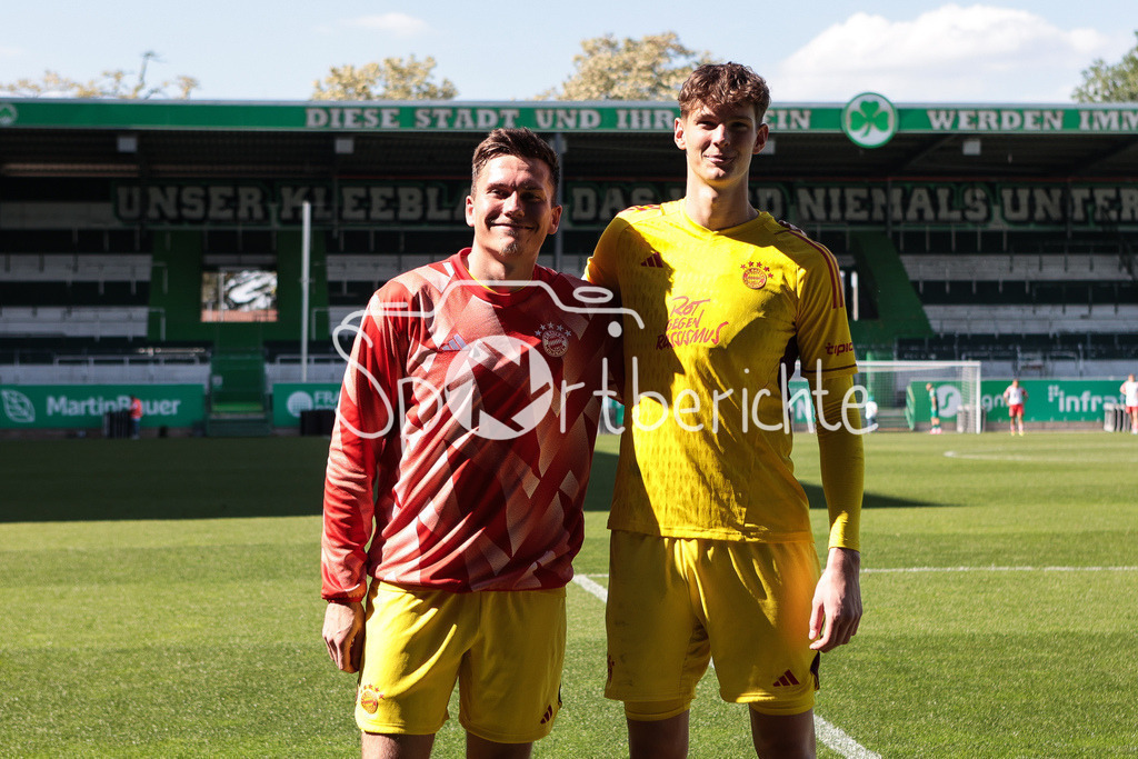 SpVgg Greuther Fürth II - FC Bayern Amateure | Die beiden Keeper der Amateure Manuel KAINZ (FCB #23) und Tom Ritzy HUELSMANN (FCB #1) lassen sich zusammen nach der Partie in Fuerth noch fotografieren / Torhueter