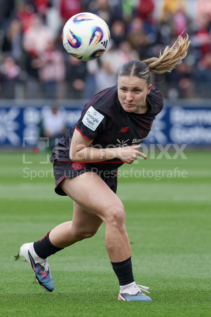 Fussball, Google Pixel Frauen-Bundesliga, Bayer 04 Leverkusen - SV Werder Bremen | Estrella Merino Gonzalez (Bayer 04 Leverkusen, 10) am Ball, Freisteller, Einzelbild, Ganzkörper, beim Kopfball, Aktion, Action, Spielszene, DIE DFB-RICHTLINIEN UNTERSAGEN JEGLICHE NUTZUNG VON FOTOS ALS SEQUENZBILDER UND/ODER VIDEOÄHNLICHE FOTOSTRECKEN. DFB REGULATIONS PROHIBIT ANY USE OF PHOTOGRAPHS AS IMAGE SEQUENCES AND/OR QUASI-VIDEO.