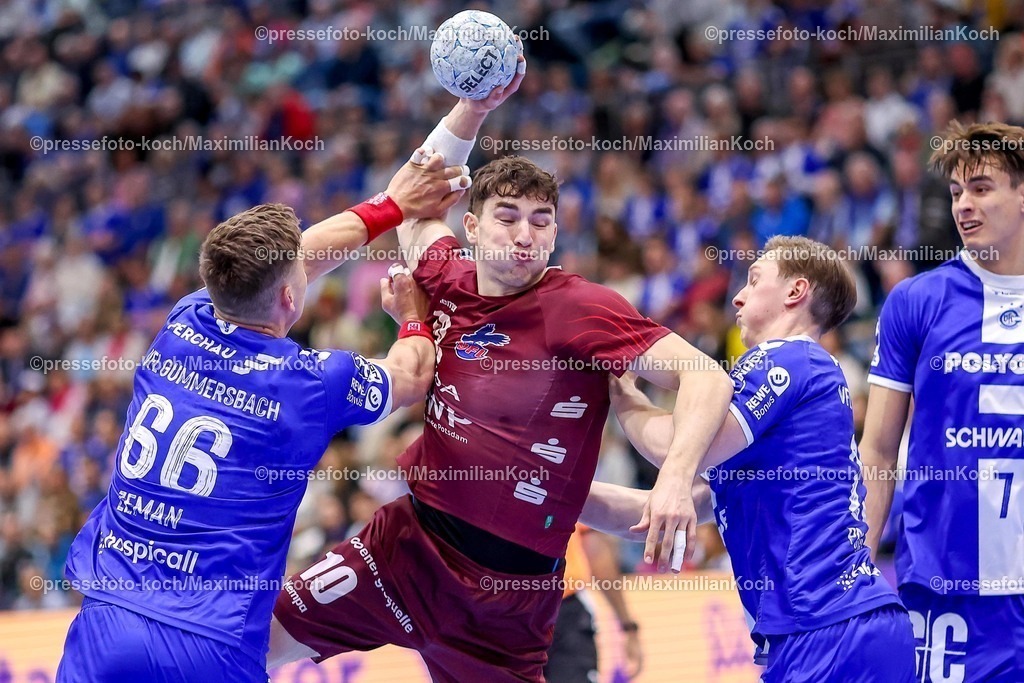 Gum25042501004 | 25.04.2025, Handball, HBL, VfL Gummersbach - 1. VfL Potsdam, Schwalbe-Arena: Elias Kofler (VfL Potsdam #10) gegen Stepan Zeman (GUM #66) und Ole Pregler (GUM #23) 