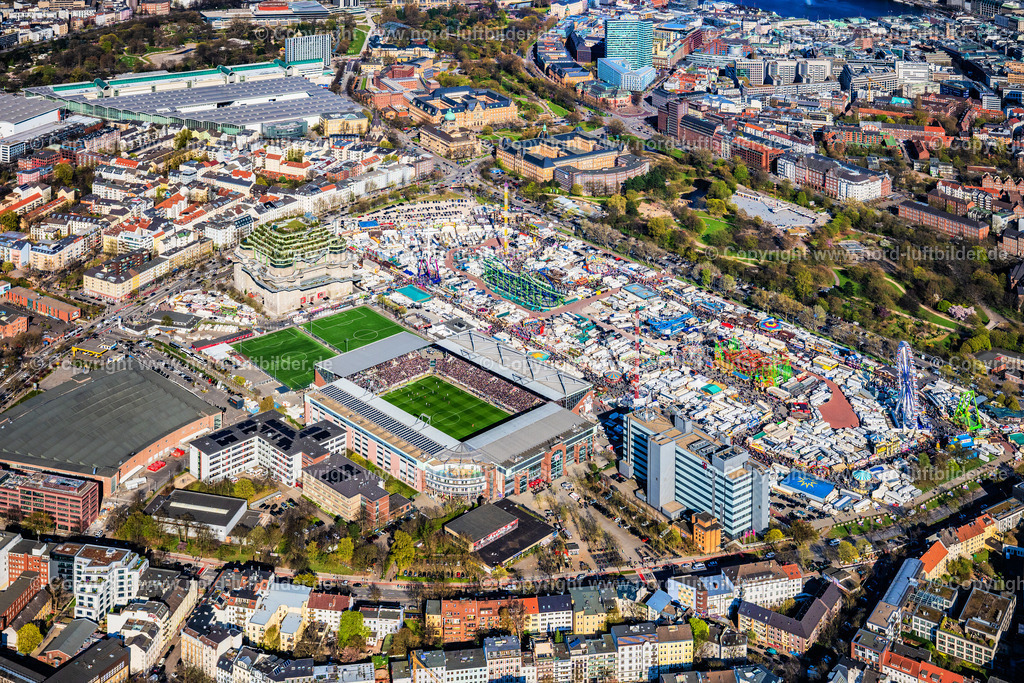 Hamburg_St_Pauli_Dom_Wallanlagen_ELS_4315060425 | HAMBURG 06.04.2025 Sportstätten-Gelände der Arena des Stadion " Millerntor-Stadion " am Harald-Stender-Platz im Ortsteil Sankt Pauli in Hamburg, Deutschland. Weiterführende Informationen bei: Fußball-Club St. Pauli v. 1910 e.V.,  Professor Pfeifer und Partner Ingenieurbüro für Tragwerksplanung GmbH,  SHA Scheffler Helbich Architekten GmbH. // Sports facility grounds of the arena of the stadium "Millerntor- Stadion" in am Heiligengeistfeld in the St. Pauli district in Hamburg, Germany. Further information at: Fussball-Club St. Pauli v. 1910 e.V.,  Professor Pfeifer und Partner Ingenieurbuero fuer Tragwerksplanung GmbH,  SHA Scheffler Helbich Architekten GmbH. Foto: Martin Elsen