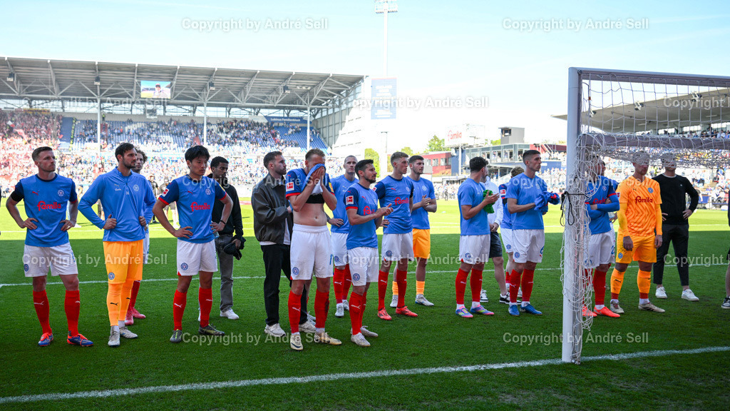 Holstein Kiel vs SC Freiburg | Die Mannschaft wird von den Fans gefeiert / Fußball-Bundesliga Männer 2024/2025 / 33. Spieltag / Holstein Kiel vs SC Freiburg / Holstein-Stadion / Kiel / 10.05.25 - Realisiert mit Pictrs.com
