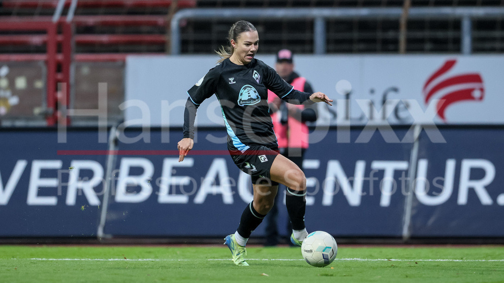 Fussball, DFB-Pokal Frauen, SC Fortuna Köln - SV Werder Bremen | v.li.: Maja Sternad (SV Werder Bremen, 11) am Ball, Freisteller, Einzelbild, Ganzkörper, Aktion, Action, Spielszene, DIE DFB-RICHTLINIEN UNTERSAGEN JEGLICHE NUTZUNG VON FOTOS ALS SEQUENZBILDER UND/ODER VIDEOÄHNLICHE FOTOSTRECKEN. DFB REGULATIONS PROHIBIT ANY USE OF PHOTOGRAPHS AS IMAGE SEQUENCES AND/OR QUASI-VIDEO.