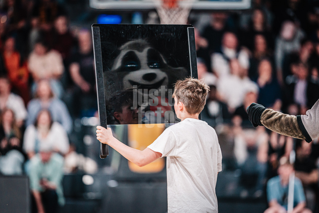 Basketball | Männer | Saison 2023/2024 | easyCredit Basketball Bundesliga | 32. Spieltag | Veolia Towers Hamburg vs. NINERS Chemnitz | 04.05.2024 | Willy ist nicht echt, er kann dir nicht wehtun