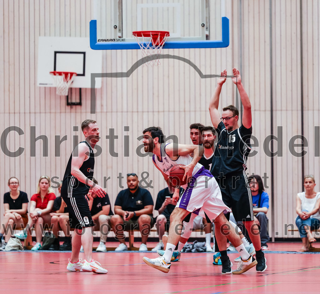 2022-05-15_033_SpVgg_Altenerding_gegen_TSV_Muenchen-Forstenried | Erding, Deutschland, 15.05.2022:
Basketball, Bezirksliga 2021 / 2022, Play-Offs, SpVgg Altenerding gegen TSV München-Forstenried, Endergebnis: 55:57

Jonathan David Schmidt (TSV München-Forstenried, #9), Sasa Sukovic (SpVgg Altenerding, #31), Alexander Winklhofer (TSV München-Forstenried, #15)

Foto: Christian Riedel / fotografie-riedel.net