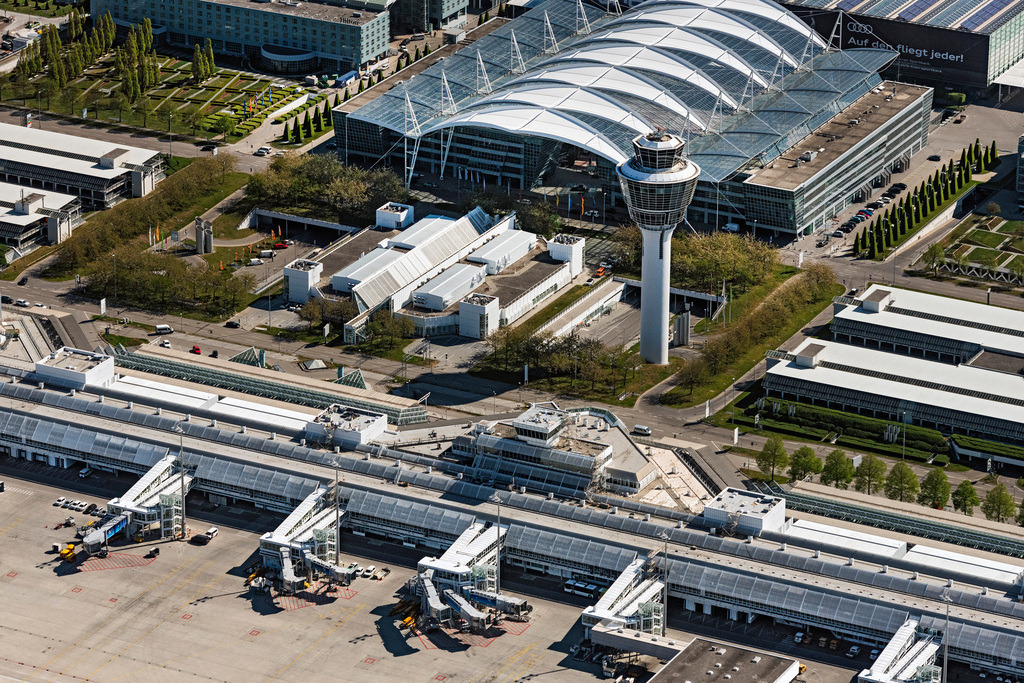 dr__0052342.jpg | OBERDING 23.04.2020 Weiße Forums- Membrane- Dachkonstruktion auf dem zentralen Abfertigungs- Gebäude und Terminal " München Airport Centers (MAC) " auf dem Gelände des Flughafen München in Oberding im Bundesland Bayern, Deutschland. Weiterführende Informationen bei: CENO Membrane Technology GmbH,  CL MAP GmbH,  Flughafen München GmbH. // White membrane roof construction on the central terminal building Muenchen Airport Centers (MAC) and terminal on the grounds of Munich Airport in Oberding in the state Bavaria, Germany. Further information at: CENO Membrane Technology GmbH,  CL MAP GmbH,  Flughafen Muenchen GmbH. Foto: Daniel Reiter