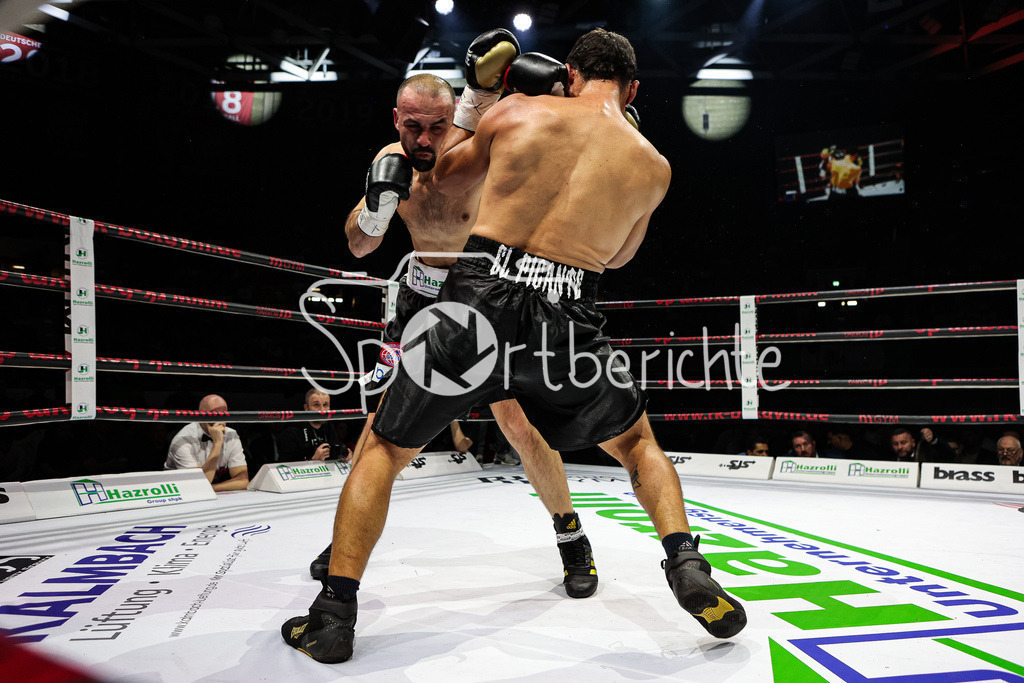 Profi - Box - Gala / Main Event | Shefat ISUFI (Schwarz Weisse Hose) im WBF Titelkampf gegen Hernan David PEREZ (Schwarze Hose)