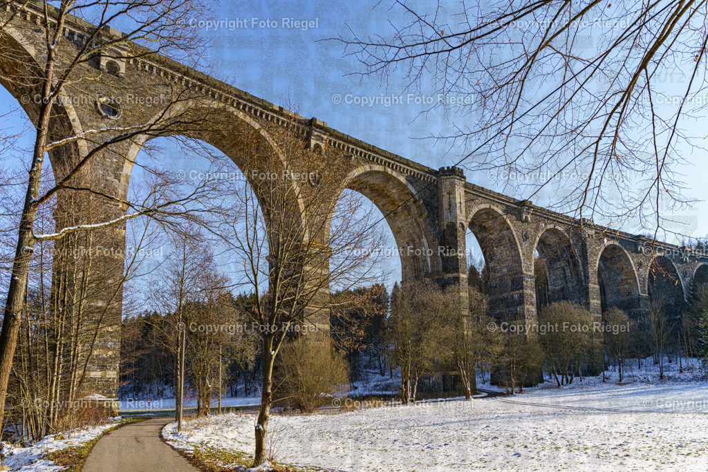 Hetzdorfer Viadukt | Der (oder auch das) Hetzdorfer Viadukt ist eine unter Denkmalschutz stehende ehemalige Eisenbahnbrücke der Bahnstrecke Dresden–Werdau über das Flöhatal in Hetzdorf bei Falkenau in Sachsen. Die Bahnstrecke über die Brücke wurde 1992 verlegt und im Bereich des Viadukts stillgelegt. Der Viadukt ist heute Teil eines Wanderwegs. Mit einer Höhe von 42 m war er die höchste eingeschossige Brücke der Deutschen Reichsbahn.
*Wikipedia, 2023 - Realisiert mit Pictrs.com
