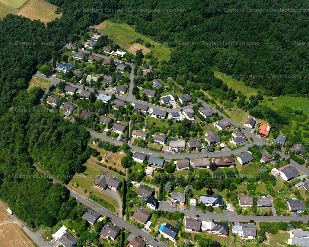 2610696 | MERKENBACH 09.06.2006 Von Wald und Forstgebieten umgebener Ortskern der Straßen und Häuser und Wohngebiete in Merkenbach im Bundesland Hessen, Deutschland // Surrounded by forest and forest areas center of the streets and houses and residential areas in Merkenbach in the state Hesse, Germany Foto: Gerhard Launer