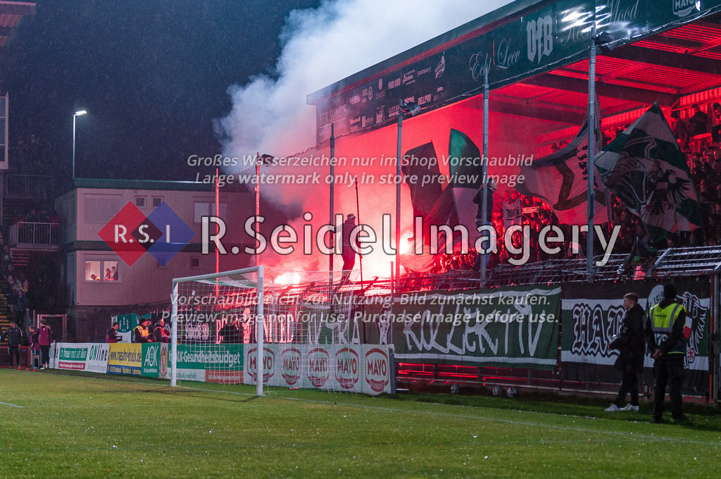 Fußball, Saison 2022/23, Regionalliga Nord, VfB Lübeck - Hamburger SV II, Stadion an der Lohmühle (Lübeck), 25.11.2022, 20. Spieltag | Im VfB-Fanblock werden Leuchtfeuer in der zweiten Halbzeit abgebrannt.