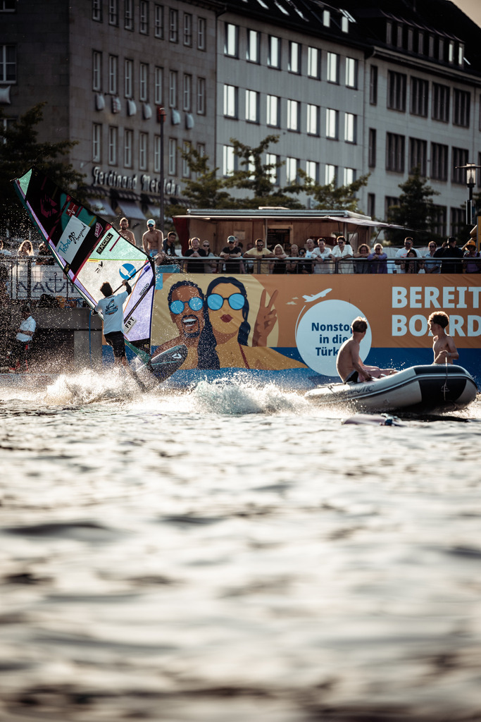 Kieler WOCHE Tow In Windsurf - @danielpankoke dpmedia (134 von 158) | dp-photography - Realisiert mit Pictrs.com