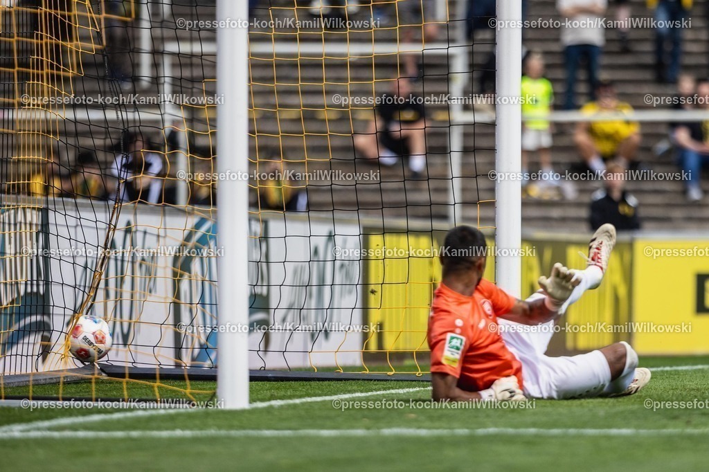 xkwi03082501019 | 03.08.2025, xkwix, Fußball, Regionalliga West, Borussia Dortmund U23 - Sportfreunde Siegen, Stadion Rote Erde: Torjubel nach dem Tor zum 1:1 durch Tony Reitz (Borussia Dortmund 2 #36)  wo Justin Ospelt (Sportfreunde Siegen #1) nur ins Netz guckt