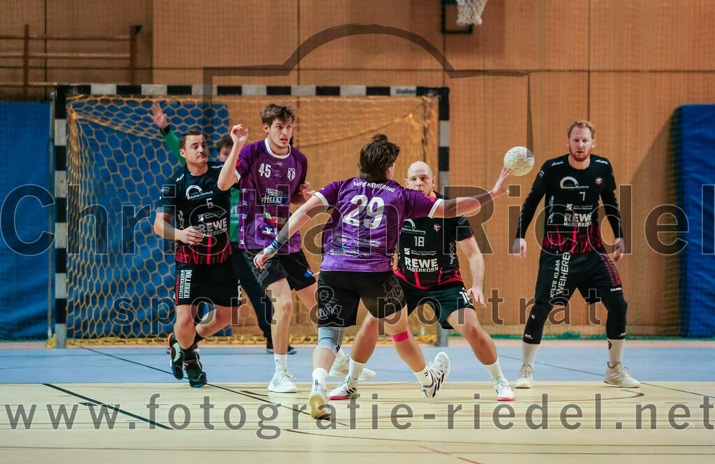 2023-11-26_089_SpVgg_Altenerding_gegen_TSV_1861_Mainburg | Erding, Deutschland, 26.11.2023:
Handball, Bezirksoberliga Männer 2023 / 2024, 9. Spieltag, SpVgg Altenerding gegen TSV 1861 Mainburg, Endergebnis: 34:20

Fabian Kuhns (TSV 1861 Mainburg, #6), Ferdinand Ewald (SpVgg Altenerding, #45), Kilian Jödecke (SpVgg Altenerding, #29), Maximilian Heim (TSV 1861 Mainburg, #18), Christoph Würfl (TSV 1861 Mainburg, #7)

Foto: Christian Riedel / fotografie-riedel.net