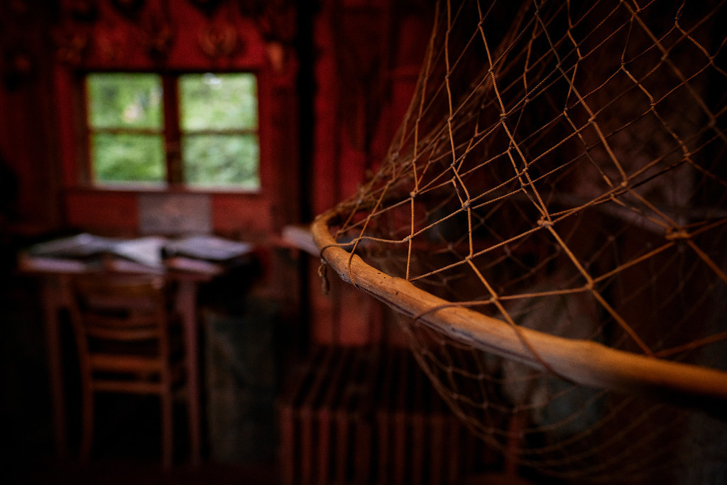 Blick in die Fischer- und Jagdhütte | Mönchhof, Austria - October 06, 2021: Dorfmuseum Mönchhof; Blick in die Fischer- und Jagdhütte mit Netz. - Realisiert mit Pictrs.com