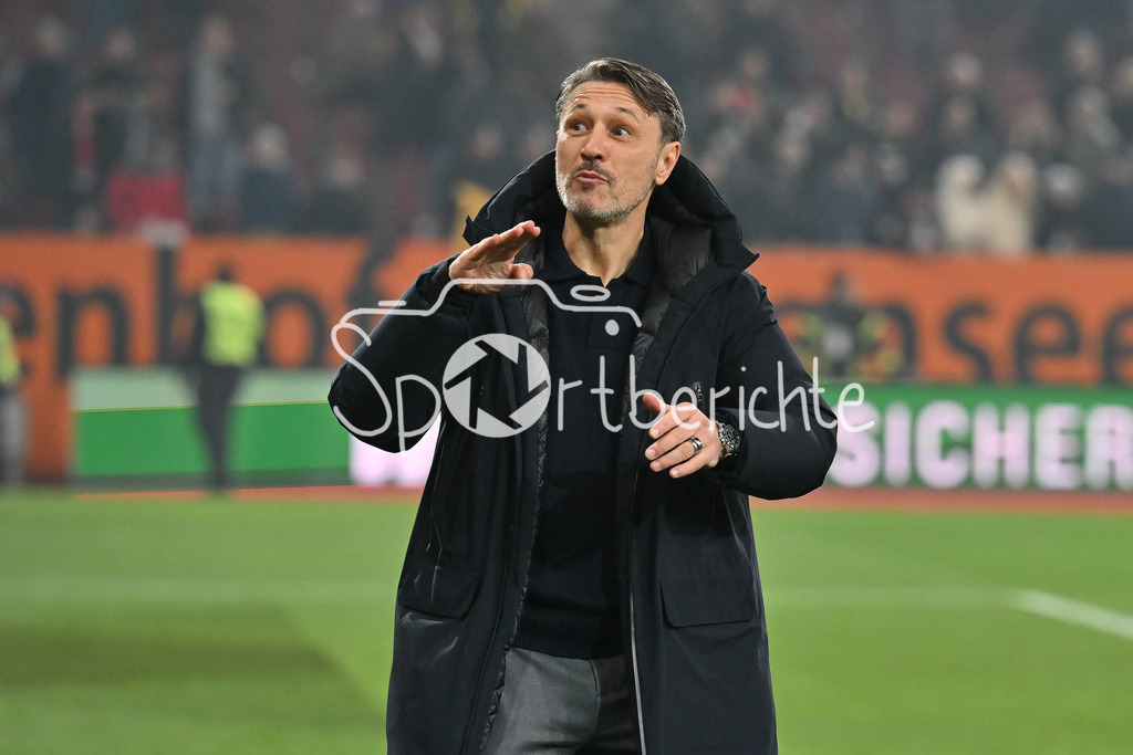 FC Augsburg - Borussia Dortmund | AUGSBURG, GERMANY - the team of Borussia Dortumund celebrating withe the fans after the bundesliga match between FC Augsburg vs. Borussia Dortmund on matchday 9 at WWK Arena on October 31, 2025 in Augsburg, Germany / DFL REGULATIONS PROHIBIT ANY USE OF PHOTOGRAPHS AS IMAGE SEQUENCES AND/OR QUASI-VIDEO / Niko KOVAC headcoach Borussia Dortmund, time, flight