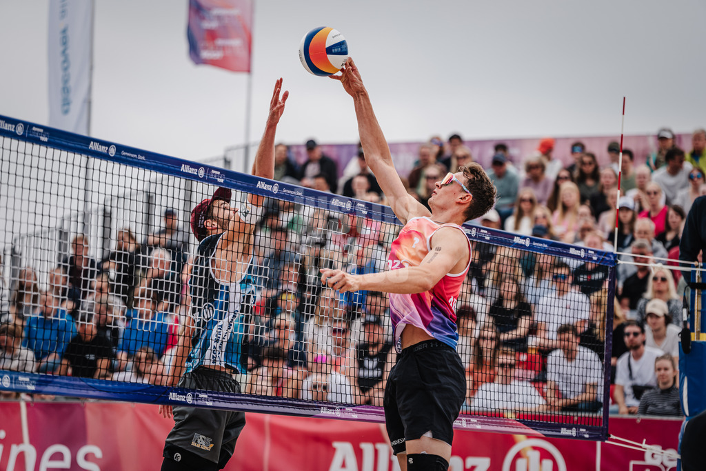 Beachvolleyball | Männer | German Beach Tour 2024 | Tourstop Düsseldorf | 19.05.2024 | Robin Sowa (rechts) beim Angriff gegen Manuel Harms (links)