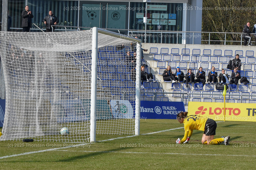 Fussball-BL Frauen 1. FFC Frankfurt vs. FF USV Jena | TOR (1.FFC Frankfurt); Fussball-BL Frauen 1. FFC Frankfurt vs. FF USV Jena, Fussball-Bundesliga Frauen am 25.03.2018 im Stadion am Brentanobad in Frankfurt/Main, (Deutschland) - Realisiert mit Pictrs.com