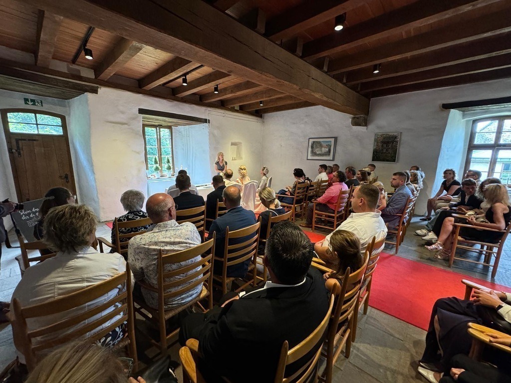 6ca0252d-a0e0-4203-a2a3-b28fb606ed3f | traudl_s_fotos