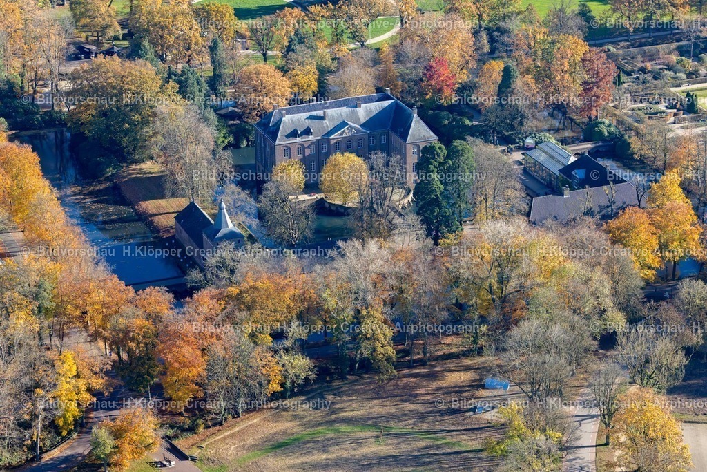 Luftbilder Arcen Limburg-7563 | Luftbildfotografie Herbstluftbild Wassergraben mit Wasserschloß Schloss Kasteeltuinen Arcen in Arcen in Limburg, Niederlande - Realisiert mit Pictrs.com