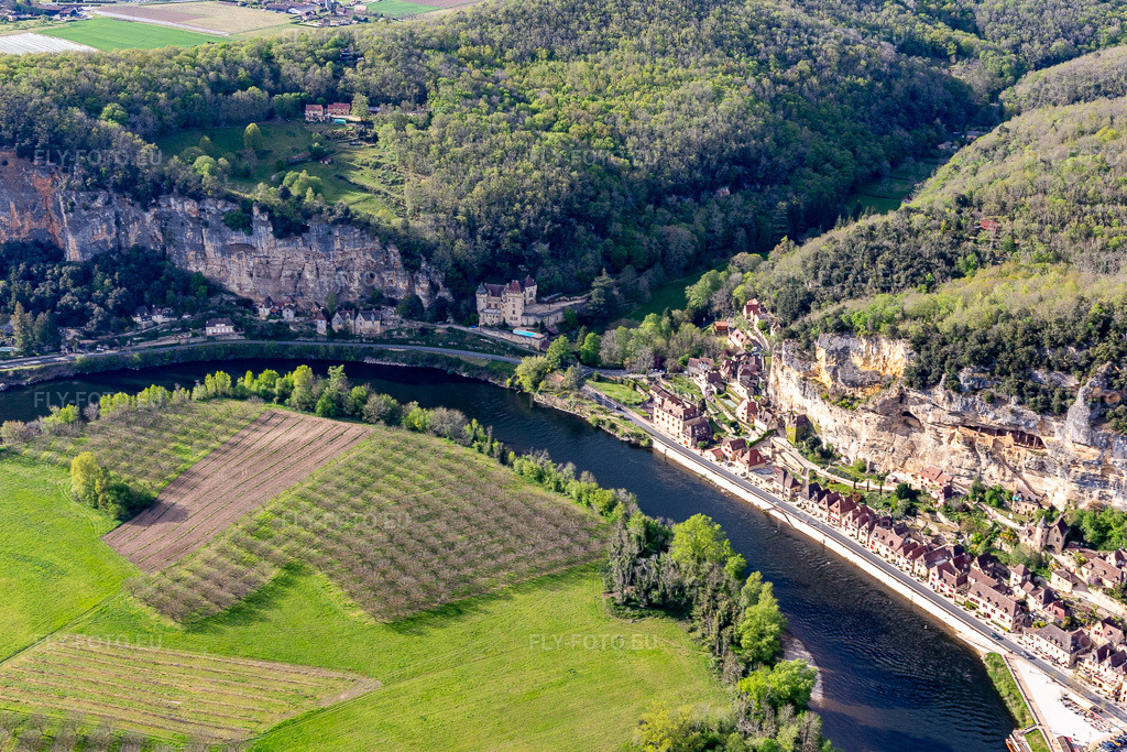 Vue aérienne: Vue de la ville à La Roque-Gageac dans le département Dordogne, France. Photo: IMG_113429.jpg prise le 16/04/2019 par Werner Riehm/FLY-FOTO.eu – Résolution de l'original: 5012 x 3342 px