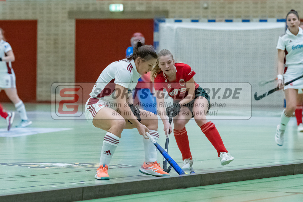 HK_20230122_103124 | 1. Bundesliga ( Halle ) Damen Crefelder HTC - Rot-Weiss Köln am 22.1.2023 Crefelder HTC  ( CHTC ) Halle Glockenspitz , Krefeld , Rebecca Grote ( Rot-Weiss Köln #9 ) , Rosser Mia ( Crefelder HTC #18 )