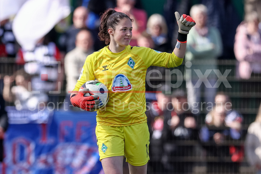 Fussball, Google Pixel Frauen-Bundesliga, SV Werder Bremen - Eintracht Frankfurt | v.li.: Livia Peng (Torhüterin, Torwart, SV Werder Bremen, 1) am Ball, Einzelbild, Ganzkörper, Aktion, Action, Spielszene, hebt den Daumen, zeigt den Daumen, Portrait, Nahaufnahme, Einzelfoto, Einzelbild, DIE DFB-RICHTLINIEN UNTERSAGEN JEGLICHE NUTZUNG VON FOTOS ALS SEQUENZBILDER UND/ODER VIDEOÄHNLICHE FOTOSTRECKEN. DFB REGULATIONS PROHIBIT ANY USE OF PHOTOGRAPHS AS IMAGE SEQUENCES AND/OR QUASI-VIDEO.