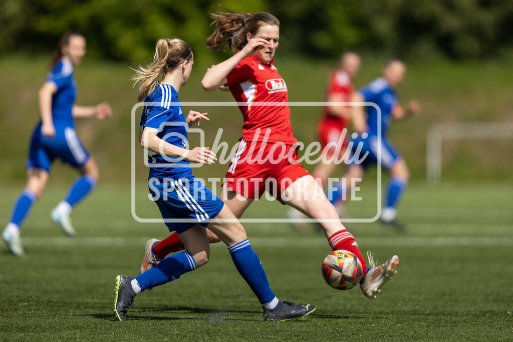 Hollage_TiMoNo_2026-42 | Denise Fietz (14, BW Hollage) und Tomke Hasnik (17, SV TiMoNo) im Zweikampf. - Realisiert mit Pictrs.com