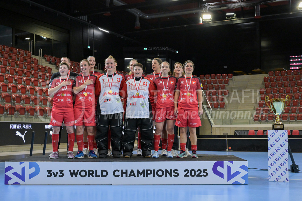 3v3 World Floorball Championships 2025 - Medal Ceremony | Team Switzerland during the national anthem, during 3v3 World Floorball Championships 2025, Switzerland: 03.05.2025, Winterthur, AXA ArenaEvent page: <a href="https://www.u19wfc2025.ch/">www.u19wfc2025.ch</a>Credit: Markus Aeschimann, <a href="https://markus-aeschimann.ch">markus-aeschimann.ch</a>Instagram: <a href="https://instagram.com/sportfotografie.aeschimann">@sportfotografie.aeschimann</a> - Realisiert mit Pictrs.com
