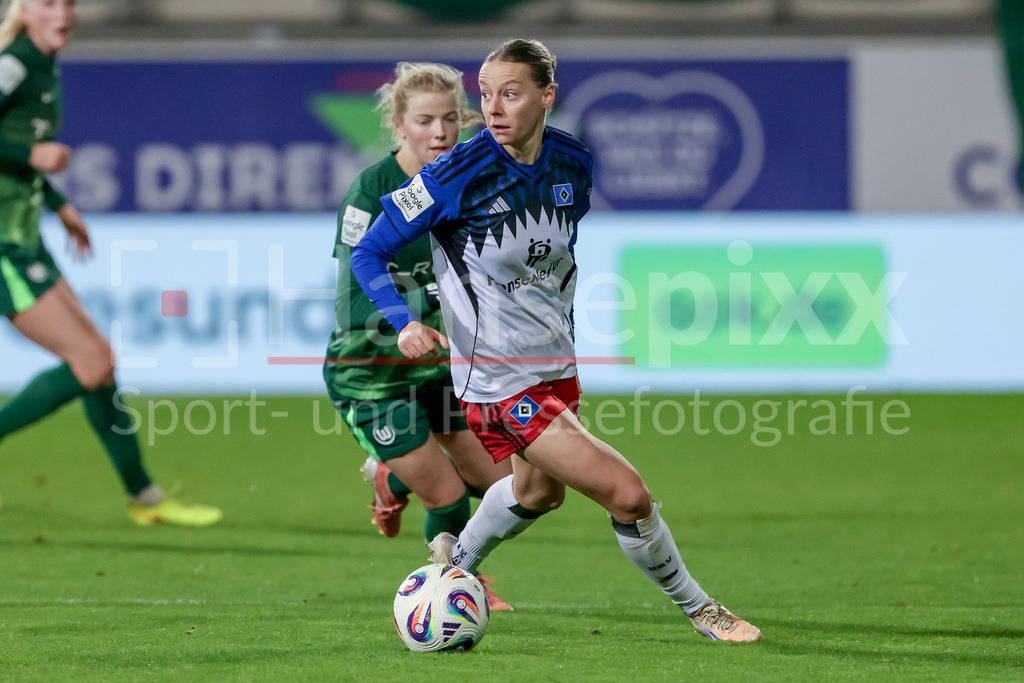 Fussball, Google Pixel Frauen-Bundesliga, VfL Wolfsburg - Hamburger SV | v.li.: Justine Kielland (VfL Wolfsburg, 18) un dh22 am Ball, Einzelbild, Ganzkörper, Aktion, Action, Spielszene, DIE DFB-RICHTLINIEN UNTERSAGEN JEGLICHE NUTZUNG VON FOTOS ALS SEQUENZBILDER UND/ODER VIDEOÄHNLICHE FOTOSTRECKEN. DFB REGULATIONS PROHIBIT ANY USE OF PHOTOGRAPHS AS IMAGE SEQUENCES AND/OR QUASI-VIDEO.