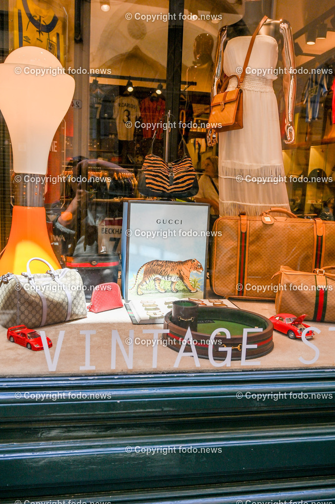 Italien_ Toscana_ Lucca_ 29.05.2024-62 | 29.05.2024, Italien, ITA, Toskana, Lucca im Bild Stadtansichten, Gebäude, Architektur, Touristen, Historisch, Souvenier, 


Lucca ist die Hauptstadt der Provinz Lucca in der Toskana. Sie liegt im Tal des Flusses Serchio etwa 20 km nordöstlich von Pisa und 20 km östlich der toskanischen Küste
Quelle: Wikipedia
