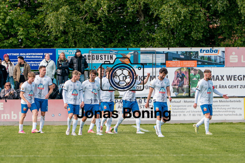 Fußball I Herren I Saison 2025-2026 I Regionalliga Nord I 34. Spieltag I SSV Jeddeloh II - SV Drochtersen-Assel I 03976 | Der Torschütze Robin Krolikowski (16, SSV Jeddeloh II) lässt sich feiern - Realisiert mit Pictrs.com