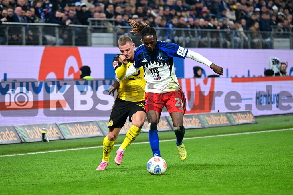 KBS Picture_HSV-Dortmund_068 | v.l. Ryerson Julian (Bor. Dortmund) , Torunarigha Jordan (HSV) ,Sportplatz :  Volksparkstadion, - Realisiert mit Pictrs.com