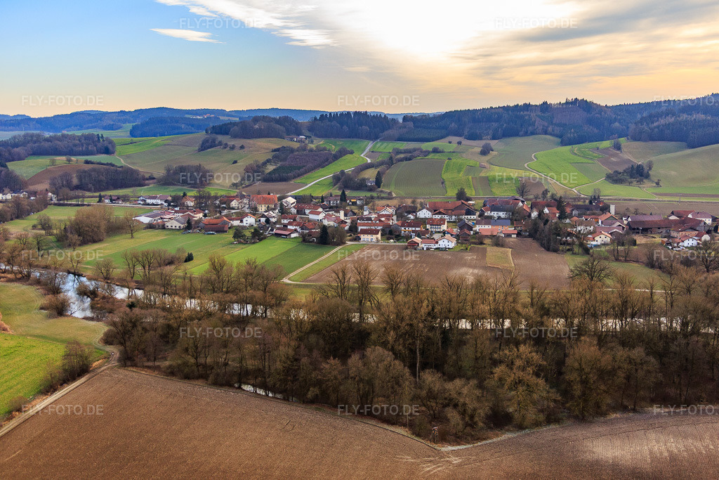 Luftbild: Ortsansicht aus Norden im Ortsteil Schwaibach in Bad Birnbach im Bundesland Bayern in Deutschland. Foto: IMG_085532.jpg vom 31.12.2015 durch Werner Riehm/FLY-FOTO.de