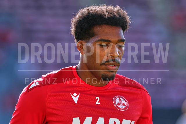 Grazer AK 1902 vs TSV Egger Glas Hartberg – Austrian Bundesliga Match 2025 | Austrian Bundesliga match between Grazer AK 1902 and TSV Egger Glas Hartberg. Dynamic football action, players in motion, emotions, stadium atmosphere and team spirit captured in professional detail. The image shows Donovan Pines (GAK).