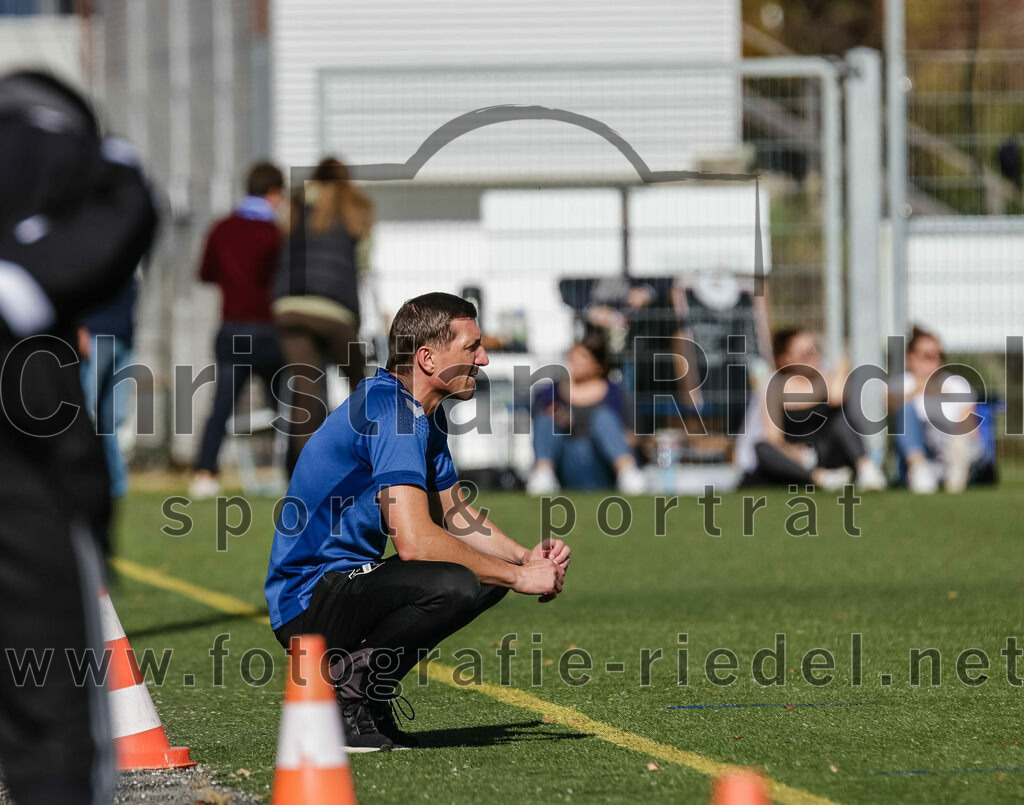 2023-10-21_074_FC_Langengeisling_gegen_TSV_Eching | Erding, Deutschland, 21.10.2023:
Fußball, Bezirksoberliga 2023 / 2024, 8. Spieltag, FC Langengeisling gegen TSV Eching, Endergebnis: 0:0

Trainer Stefan Karamatic (FC Langengeisling)

Foto: Christian Riedel / fotografie-riedel.net