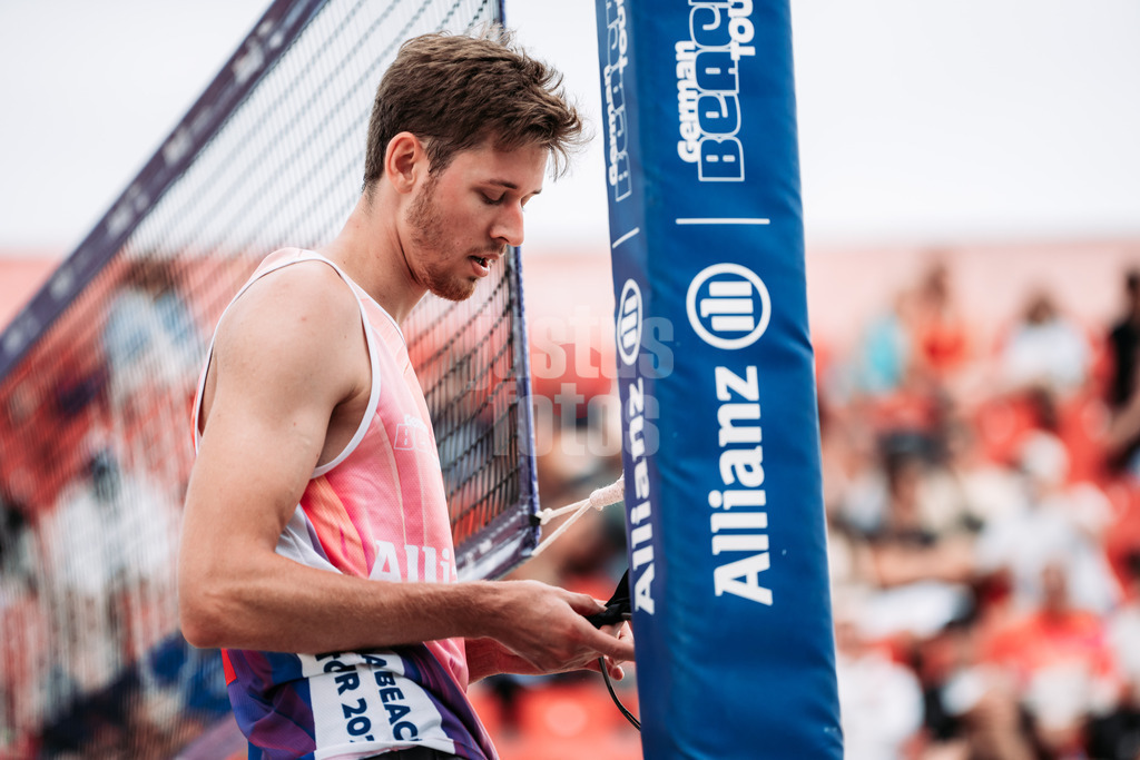 Beachvolleyball | Männer | Allianz German Beach Tour 2024 | Tourstop Kühlungsborn 2 | 16.08.2024 | Milan Sievers putzt seine Sonnenbrille