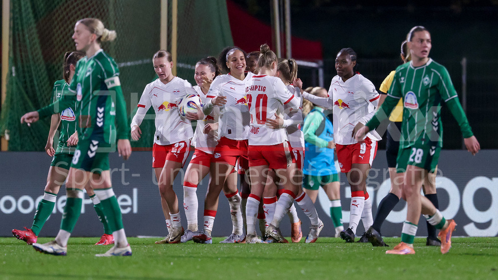 Fussball, Google Pixel Frauen-Bundesliga, SV Werder Bremen - RB Leipzig | Spielerinnen von RB Leipzig mit Torjubel, Jubel, jubeln, jubelt, optimistisch, Spielszene, Highlight, Freude über das Tor zum 1:1, DIE DFB-RICHTLINIEN UNTERSAGEN JEGLICHE NUTZUNG VON FOTOS ALS SEQUENZBILDER UND/ODER VIDEOÄHNLICHE FOTOSTRECKEN. DFB REGULATIONS PROHIBIT ANY USE OF PHOTOGRAPHS AS IMAGE SEQUENCES AND/OR QUASI-VIDEO.